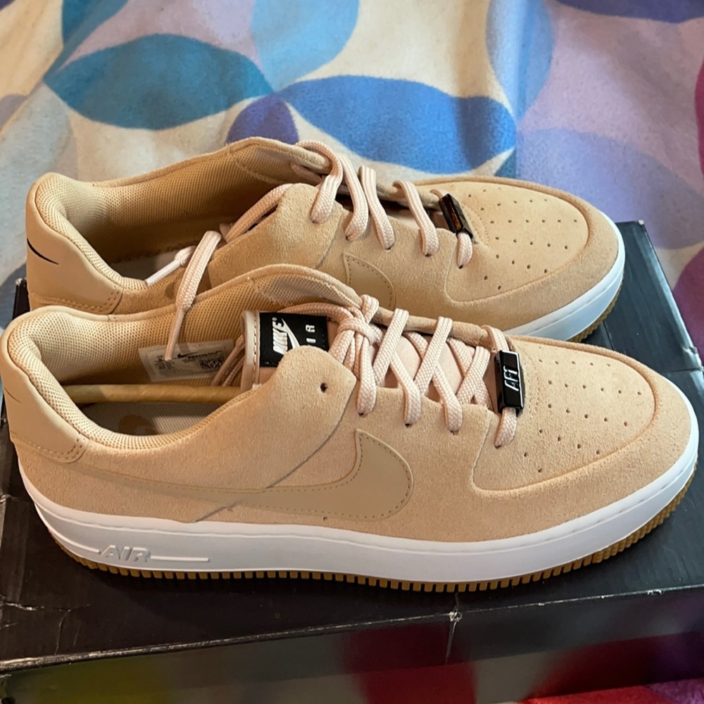 NEW-Nike Air Force 1 Sage Low- size 9  bio beige